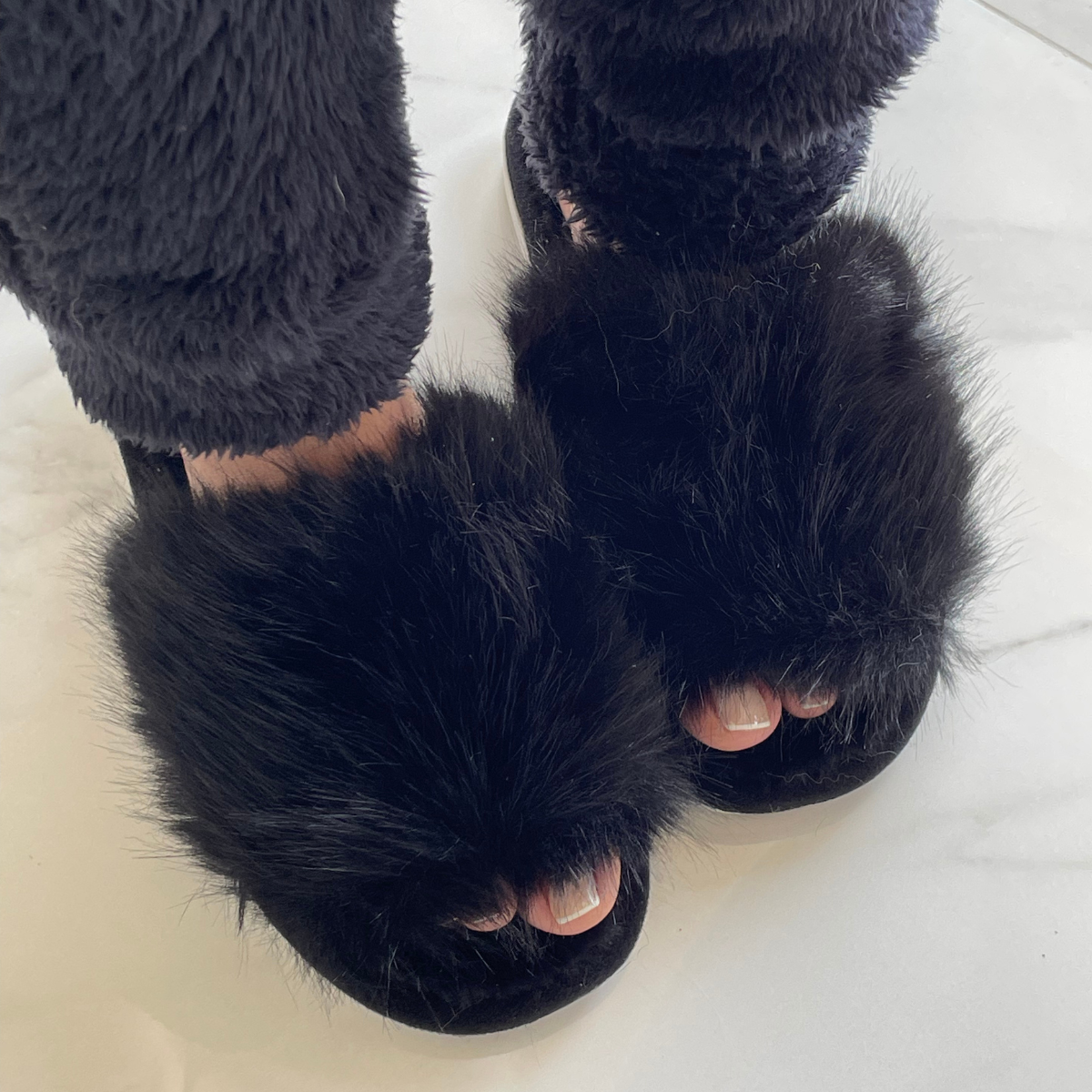 Pantufa Feminina Aberta Chinelo de Pelúcia Conforto Premium Preta