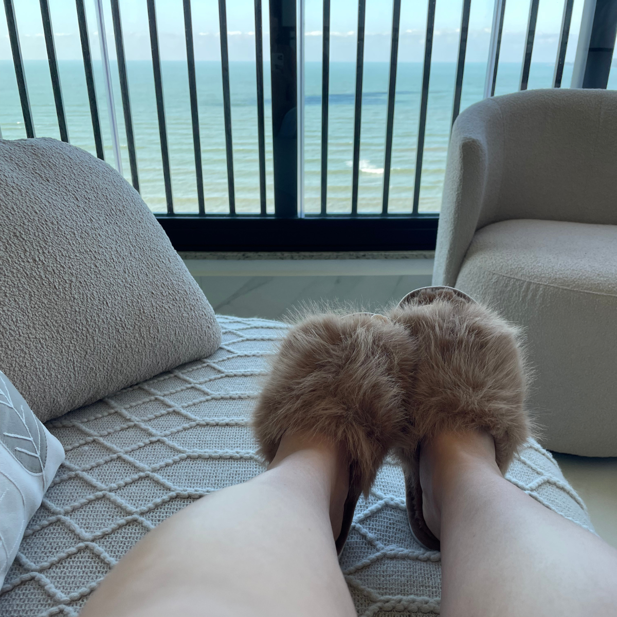 Pantufa Feminina Chinelo de Pelinho Conforto Maternidade Luxo Mocha Mousse
